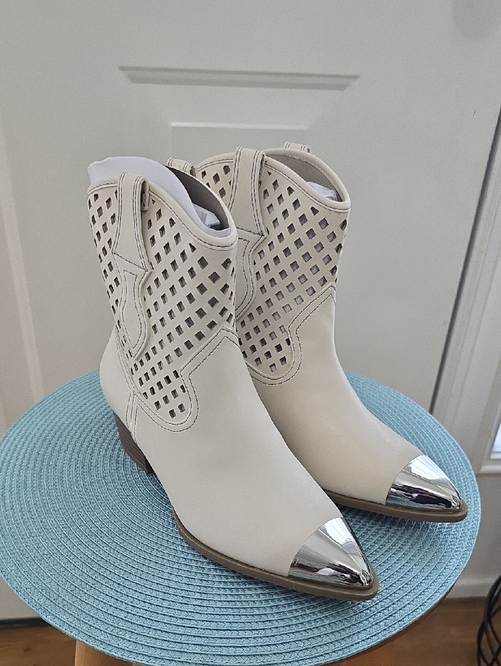 ARIZONA JEAN CO BRAND Women's Cream Western Ankle Booties with Silver Toe 6.5